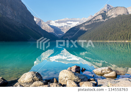 路易斯湖碧綠的湖水和山巒景色 路易斯湖碧綠的湖水和山巒景色 134558763
