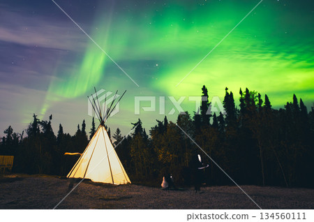 在加拿大耶洛奈夫,夜晚的印地安帳篷裡,體驗了一場奇幻的極光之旅。 在加拿大耶洛奈夫,夜晚的印地安帳篷裡,體驗了一場奇幻的極光之旅。 134560111