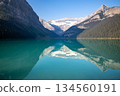 Spectacular view of Lake Louise with the mountains reflected in the calm waters 134560191
