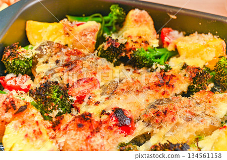 烤鱈魚配蔬菜、蛋黃醬和乳酪 134561158