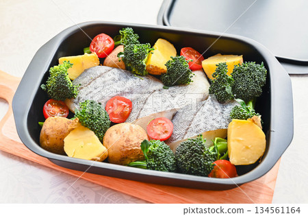 烤鱈魚配五彩蔬菜 烤鱈魚配五彩蔬菜 134561164