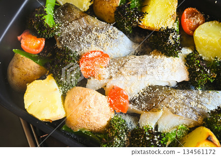 蒸鱈魚配蔬菜和碎乳酪 蒸鱈魚配蔬菜和碎乳酪 134561172