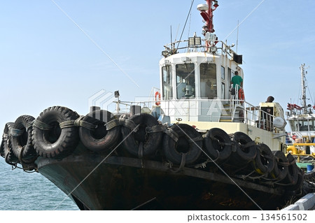 老舊輪胎拖船漫步高雄港 老舊輪胎拖船漫步高雄港 134561502
