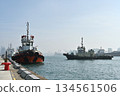 停泊的拖船和返航的拖船。台灣高雄港碼頭景色。 134561506