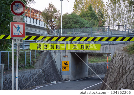 2.8米限高,陡峭箱涵,標誌和道路基礎設施適合自動駕駛的可見性和駕駛驗證。 2.8米限高,陡峭箱涵,標誌和道路基礎設施適合自動駕駛的可見性和駕駛驗證。 134562206