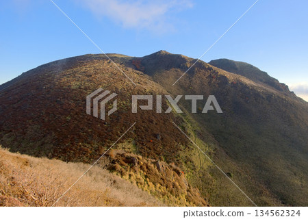 從大分縣九重山脈的御股岳西峰眺望禦股岳。 134562324