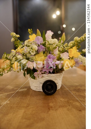 花卉佈置和鏡頭 134562344