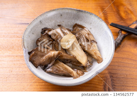Maitake mushrooms stir-fried with garlic 134562577