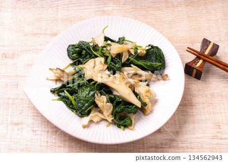 Stir-fried molokheiya and maitake mushrooms 134562943