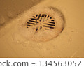 Cleaning limescale from unit baths 134563052
