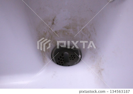 排水管中的水漬 排水管中的水漬 134563187