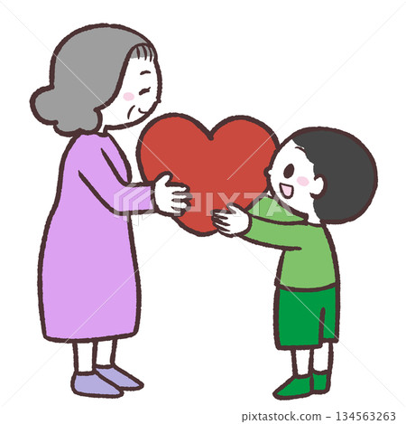 男孩將一顆心形圖案贈送給老婦人 134563263
