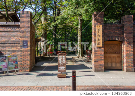 六義園正門及入口，日式庭園的入口 134563863