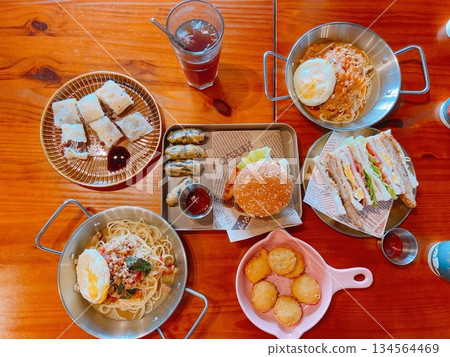 低頭：清晨晚餐食物擺放在木桌上 134564469