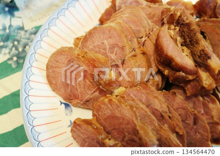 盤子裡切片的豬肘特寫 134564470