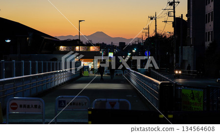 Mount Fuji at dusk as seen from Daita Fujimi Bridge (Setagaya Ward, Tokyo) 134564608