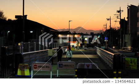 從大田富士見橋(東京世田谷區)眺望黃昏時的富士山 從大田富士見橋(東京世田谷區)眺望黃昏時的富士山 134564621