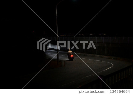 深夜騎摩托車通勤時，請在夜間道路上安全駕駛！ 134564664
