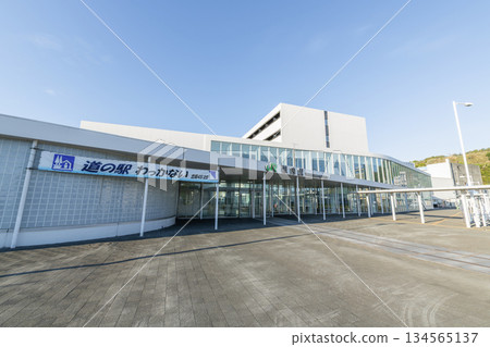 北海道稚內－日本最北端的車站，晴朗天氣下的JR稚內站和稚內路邊站 134565137