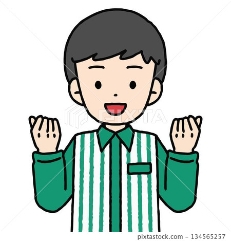 一名便利商店男店員正在揮拳 134565257
