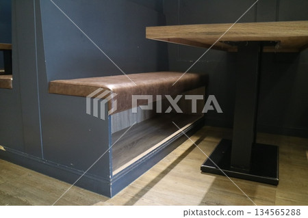 帶木桌的卡座 帶木桌的卡座 134565288