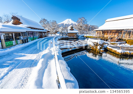 冬季的忍野八海，富士山，雪 134565395