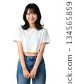 年輕女子，笑容自然友善，身穿白色T卹，休閒風格（透明背景） 134565859