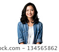 一位神態平靜的年輕女子穿著牛仔襯衫，休閒時尚（透明背景） 134565862