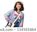 一位笑容燦爛的年輕女子戴著帽子，穿著開襟羊毛衫外出。休閒裝扮（透明背景） 134565864