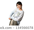一位微笑的日本女性，身著休閒服飾，姿態放鬆，這是一張年輕女性的肖像照（透明背景）。 134566078