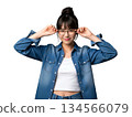 一位戴眼鏡的日本女性肖像。她是一位聰明友善的年輕女性（透明背景）。 134566079