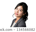 適合商務場合的年輕女性肖像。笑容真誠可信（透明背景）。 134566082