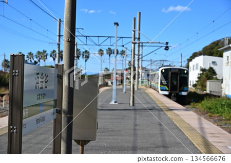 內房線列車駛入千葉縣濱金屋站 內房線列車駛入千葉縣濱金屋站 134566676