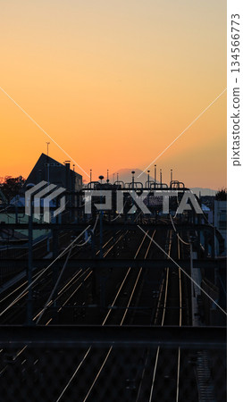 從世田谷區大太富士356廣場眺望富士山和小田急四軌鐵路的傍晚景色。 從世田谷區大太富士356廣場眺望富士山和小田急四軌鐵路的傍晚景色。 134566773