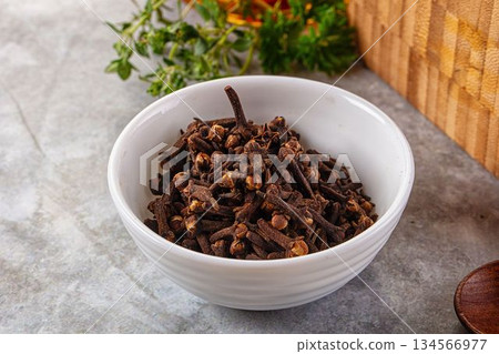 Dry cloves buds aromatic flavor Dry cloves buds aromatic flavor 134566977
