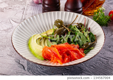 Dietary salad with salmon and avocado 134567004