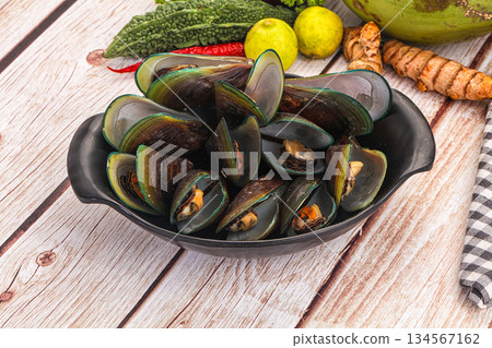 Fresh boiled mussels in the bowl 134567162