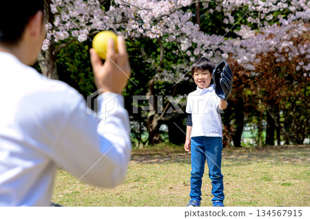 父母和孩子在公園玩拋接遊戲 134567915