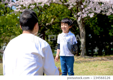 父母和孩子在公園裡玩拋接遊戲。孩子們在聽講解。 134568126