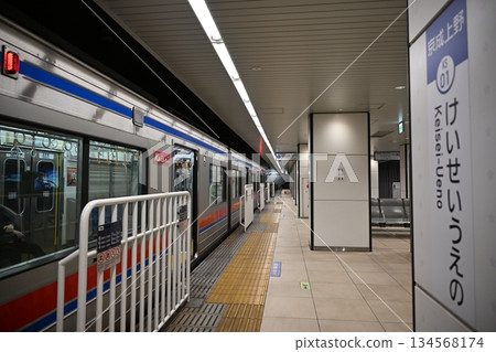 東京京成上野站的月台和列車 134568174