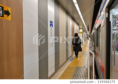 東京京成上野站的月台和列車 134568175