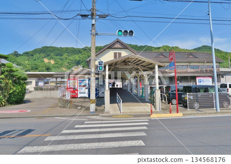 在陽光明媚的日子裡,愛媛縣高濱站 在陽光明媚的日子裡,愛媛縣高濱站 134568176