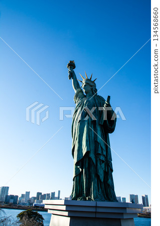 東京台場，藍天下的自由女神像 134568660