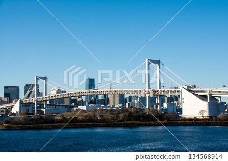 東京台場,湛藍天空下,雄偉壯麗的彩虹橋。 東京台場,湛藍天空下,雄偉壯麗的彩虹橋。 134568914