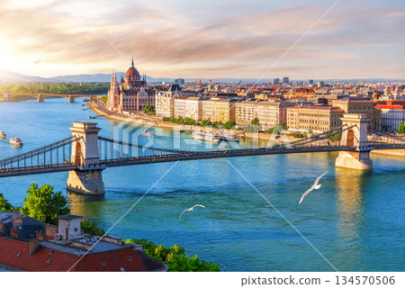 Skyline sunset view of Budapest with Parliament building, Chain Bridge and Danube river, Hungary 134570506