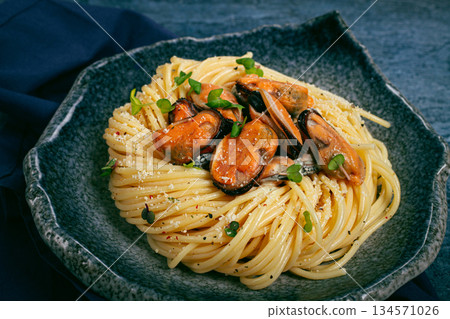 spaghetti with mussels, without shell, pasta with peeled mussels, in carbonara sauce, micro-greens, homemade, no people, 134571026
