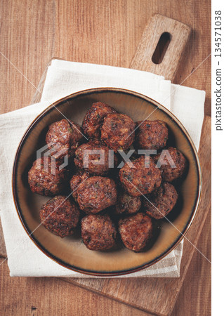 fried meatballs in a frying pan, homemade, no people, 134571038