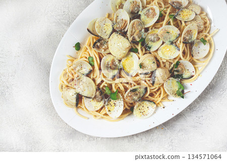 spaghetti with vongole clams, in cream sauce, carbonara, on a white plate, homemade, top view, no people, spaghetti with vongole clams, in cream sauce, carbonara, on a white plate, homemade, top view, no people, 134571064