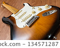 地板上的電吉他 134571287