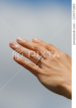 鑽石訂婚戒指在無名指上閃耀_直版 134571865